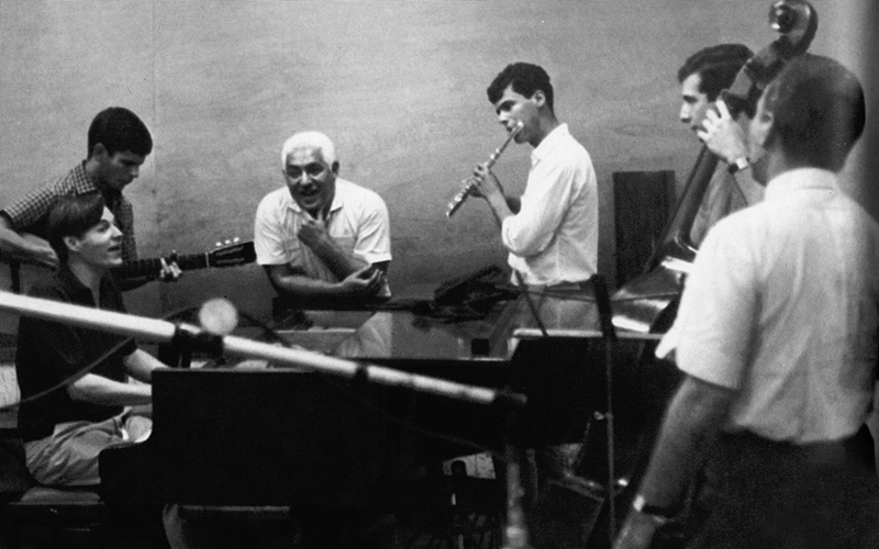 A partir da esquerda, Tom Jobim, Dori, Dorival, Danilo, Sérgio Barroso e Aloysio de Oliveira (de costas), idealizador do projeto, no estúdio para a gravação do LP