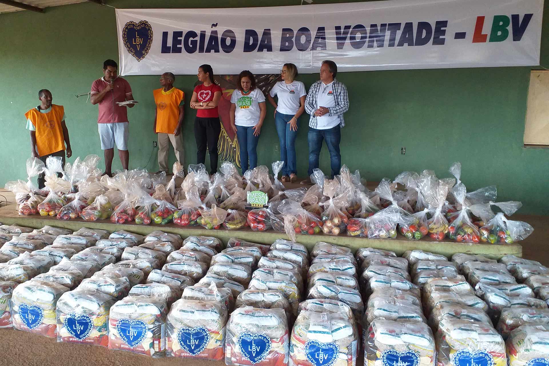Rondonópolis, MT — Na Aldeia Indígena Tadarimana, a LBV beneficia centenas de famílias que vivem em situação de vulnerabilidade social e que sofrem com a escassez de muitos recursos naturais importantes para a subsistência. No local, além das cestas de alimento, foram entregues frutas, legumes e roupas com o apoio do Mesa Brasil Sesc — grande parceiro da LBV no município.