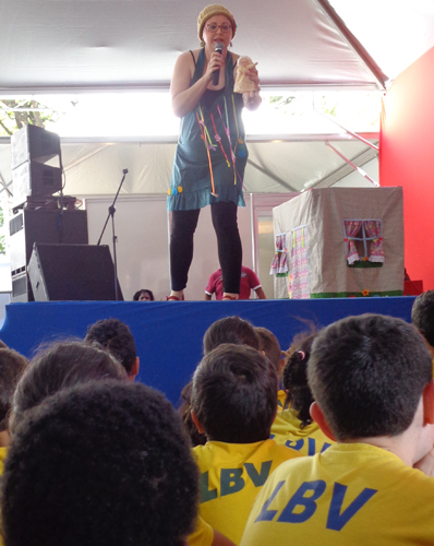 Meninas e meninos atendidos pela Legião da Boa Vontade (LBV) visitaram, nessa quarta-feira, 24, a Feira Literária. Na oportunidade, eles acompanharam uma divertida contação de histórias com Renata Amatto. Ela aguçou a imaginação dos pequeninos ao narrar o conto “A casa sonolenta”.