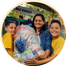 Arte com foto de mãe com dois filhos segurando a cesta de alimentos da Campanha da LBV