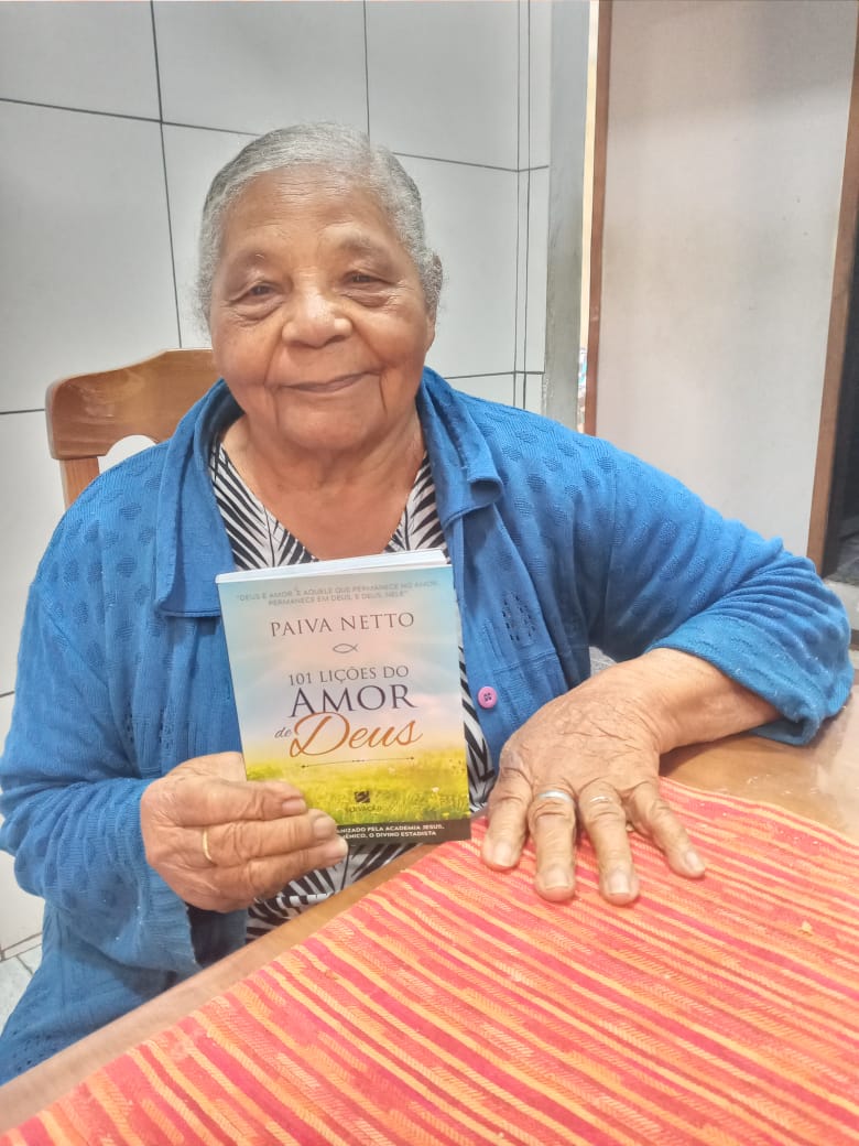 Petrópolis/RJ — Margarida Augusta Dias sorridente e feliz com o livro 