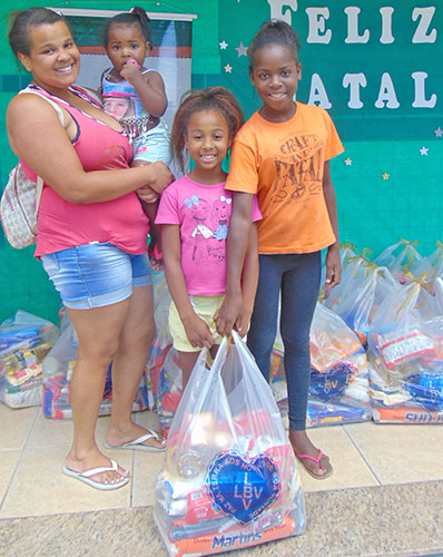 Juiz de Fora, MG — Família leva para a casa a certeza de um Natal mais feliz. =D