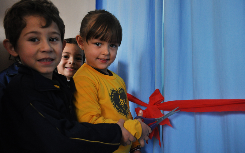 Os alunos do Pré 1 A cortaram a fita inaugural da Sala de Leitura, novo espaço no Centro de Educação Infantil José de Paiva Netto.