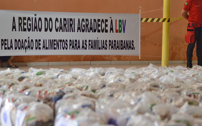 São José dos Cordeiros, PB — Cada cesta contém arroz, feijão, açúcar, farinha de mandioca, macarrão, fubá, sal e óleo, além de outros itens que compõem a culinária regional.