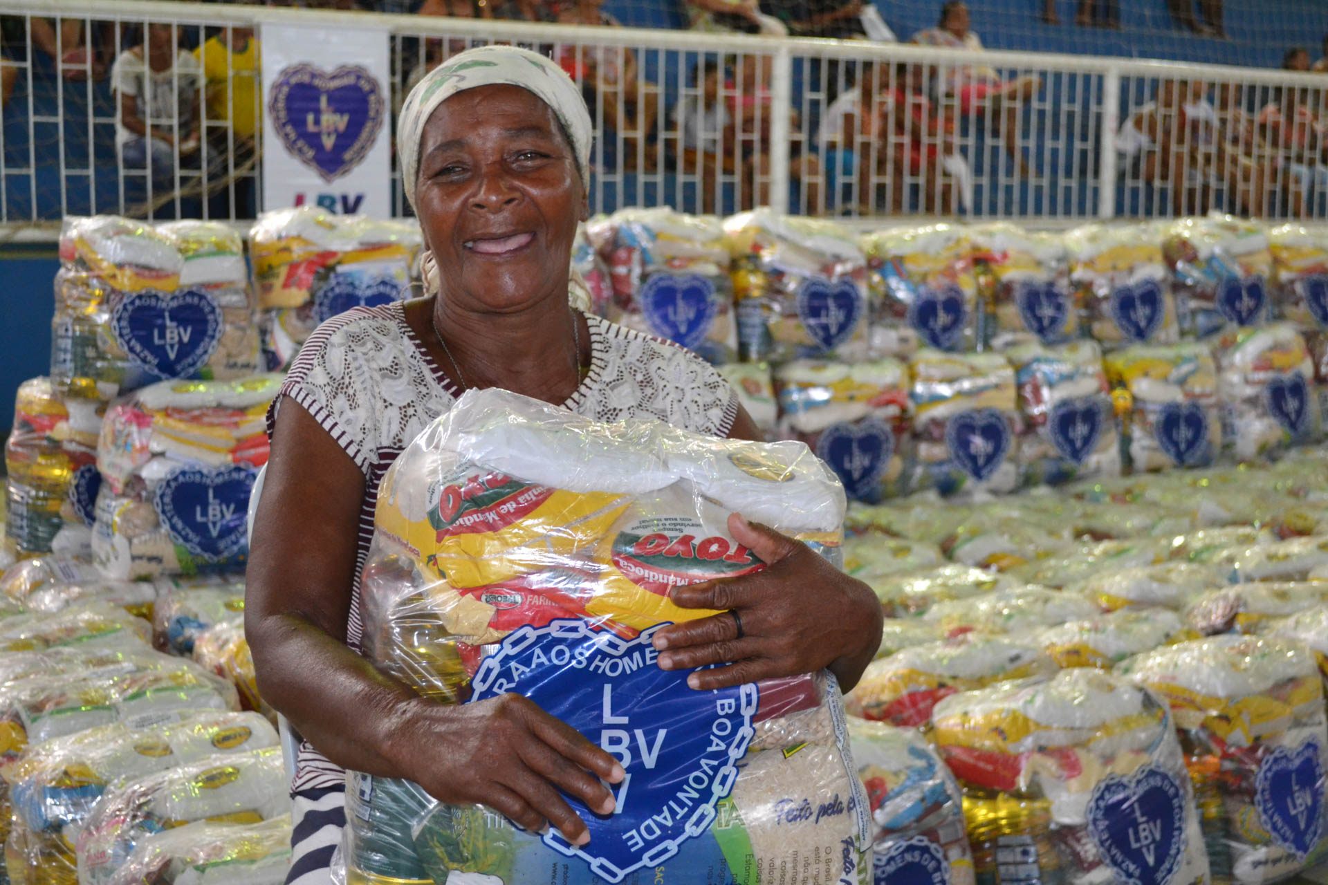 Almenara, MG — A sua contribuição ajuda a manter vivo o espírito da Solidariedade, proporcionando a milhares de famílias brasileiras a certeza de um Natal mais digno e mais feliz.