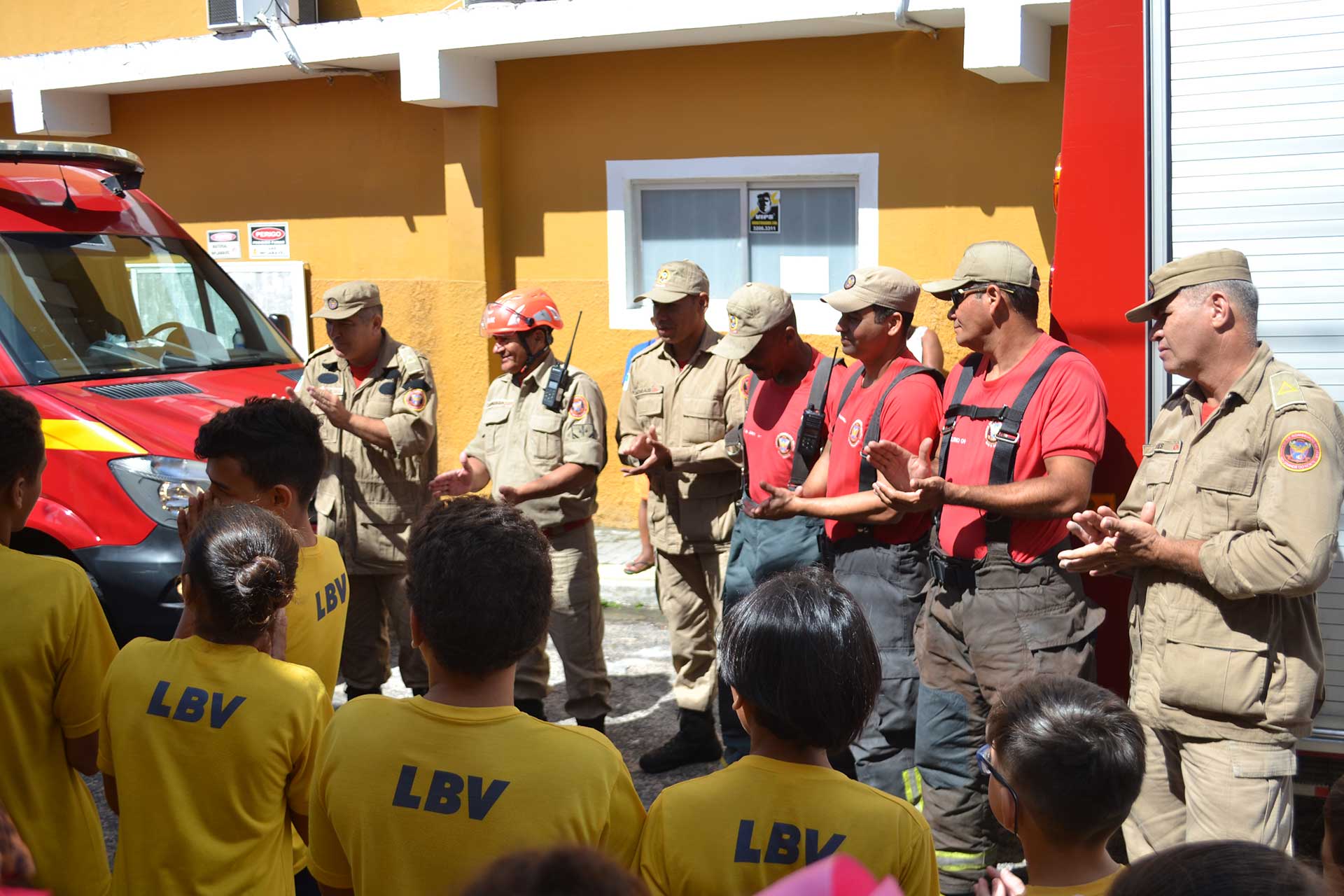 Durante a visita, as crianças aprenderam um pouco sobre a profissão dos bombeiros.