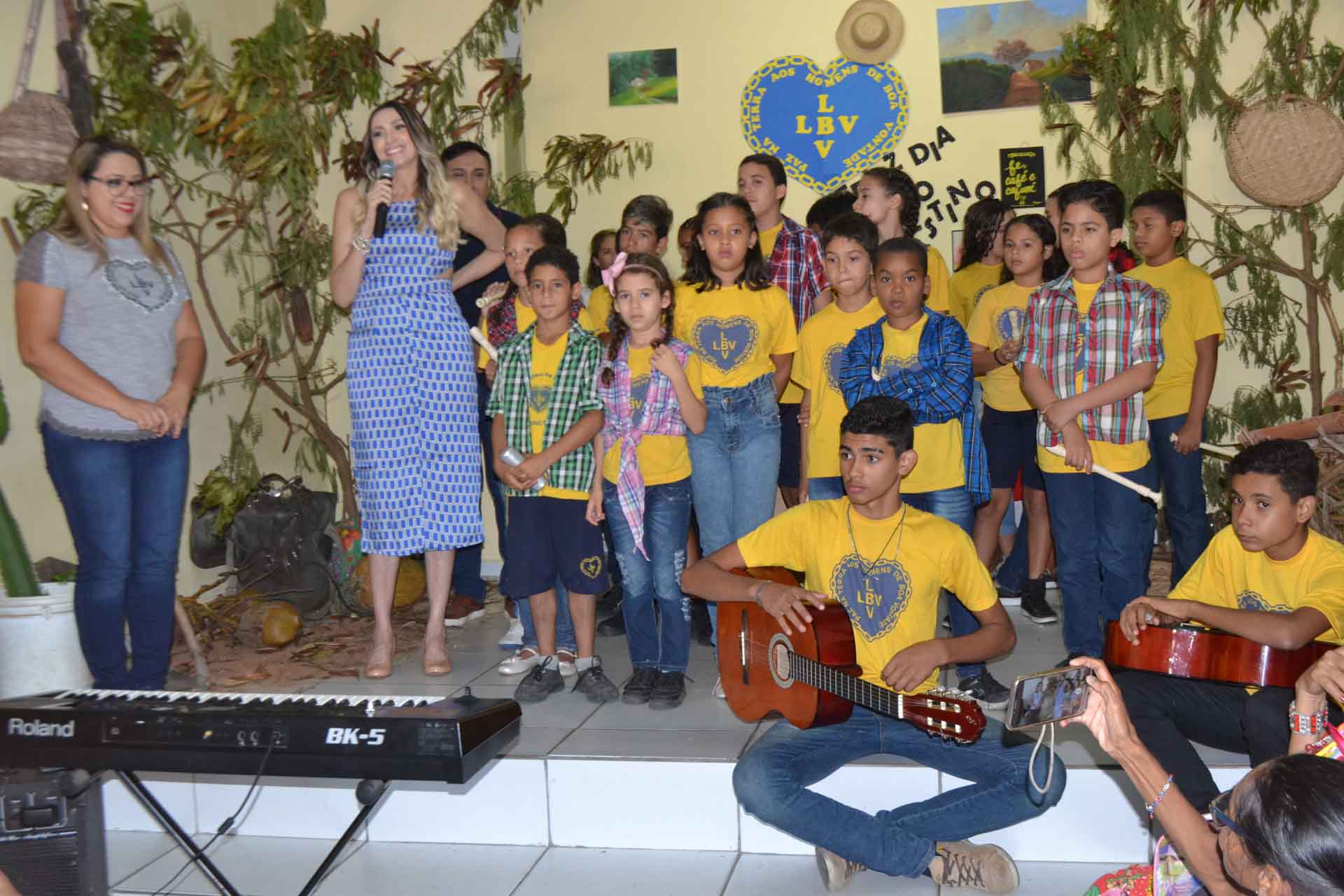 A cantora e compositora Rita de Cássia junto com as crianças da LBV.
