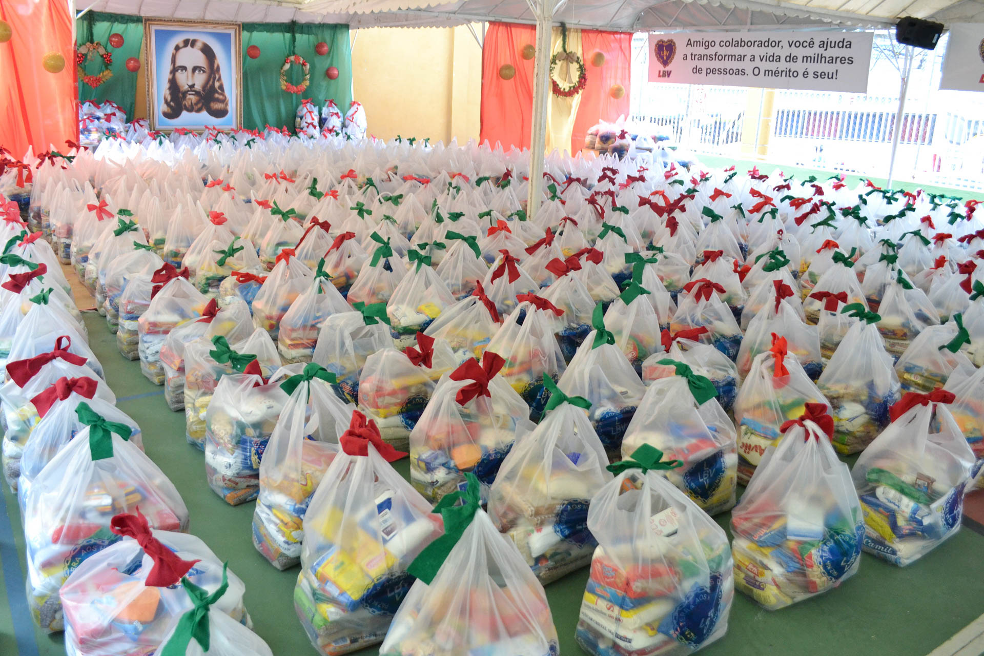 Recife, PE — A LBV beneficiou centenas de famílias atendidas ao longo do ano em seus programas e projetos socioeducacionais com cestas de alimentos arrecadados por meio da campanha Natal Permanente da LBV — Jesus, o Pão Nosso de cada dia!.