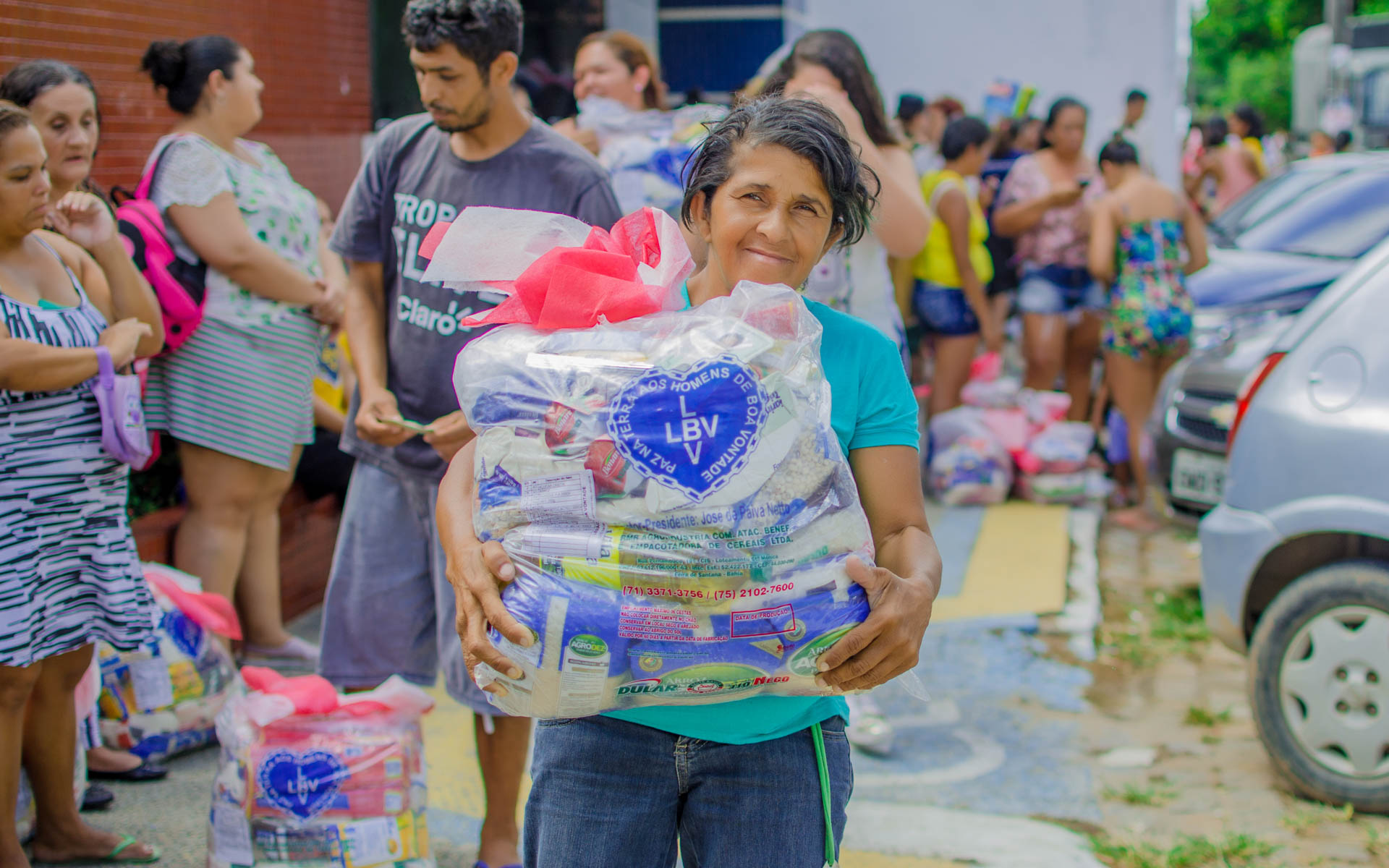 Natal, RN - A importância de receber a cesta de alimentos é expressa no sorriso de cada pessoa beneficiada pela campanha.