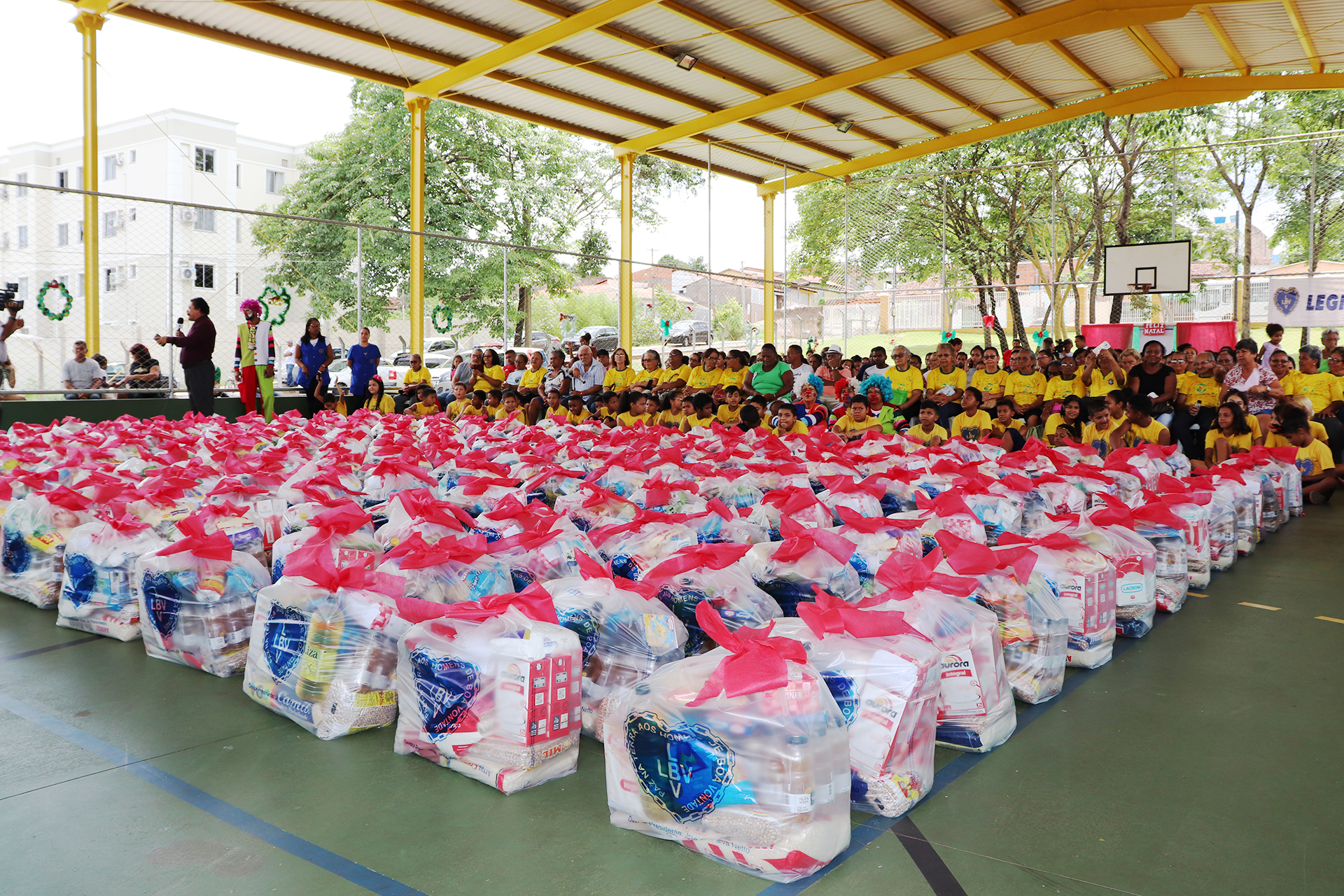 Cuiabá, MT — Foram 350 cestas de alimentos entregues às famílias que vivem em situação de vulnerabilidade social.
