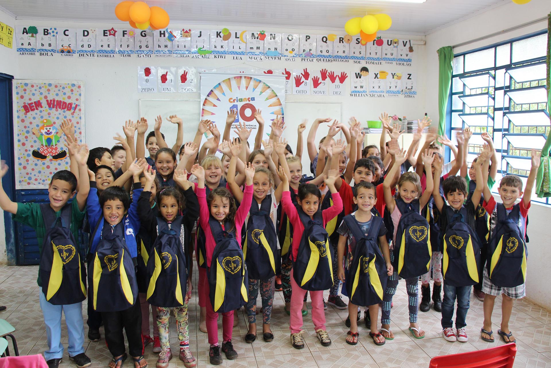 Chapecó/SC: LBV beneficia crianças que vivem em comunidades vulneráveis com kits pedagógicos para todo o ano letivo.