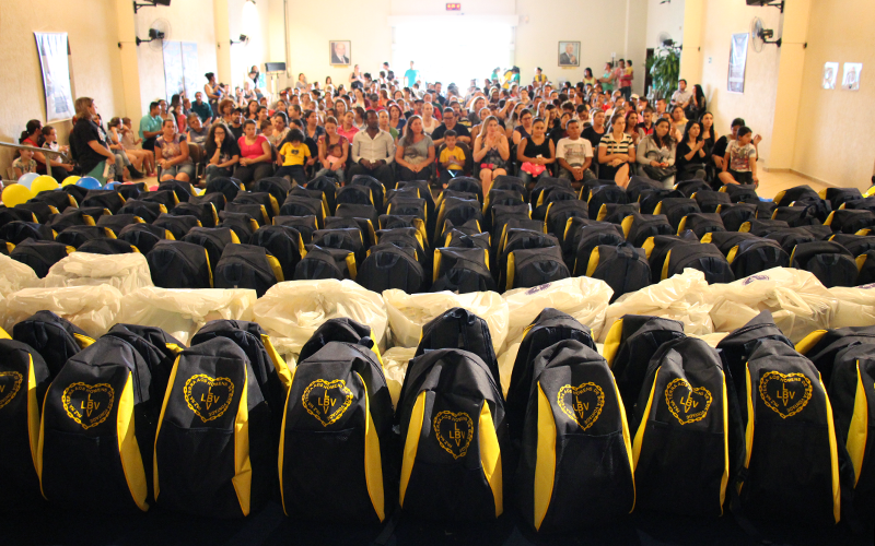 Curitiba, PR — Neste ano, mais de 17 mil kits chegarão às mãos de estudantes das escolas da LBV, de meninas e meninos que participam dos programas nos Centros Comunitários de Assistência Social da Instituição e de atendidos por organizações parceiras dela.