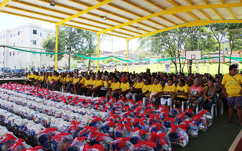 Cuiabá, MT — As cestas foram dispostas na quadra de esportes do Centro Comunitário de Assistência Social da LBV embelezando ainda mais o ambiente que acolhe durante todo o ano essas famílias e, neste ano, recebeu nova cobertura