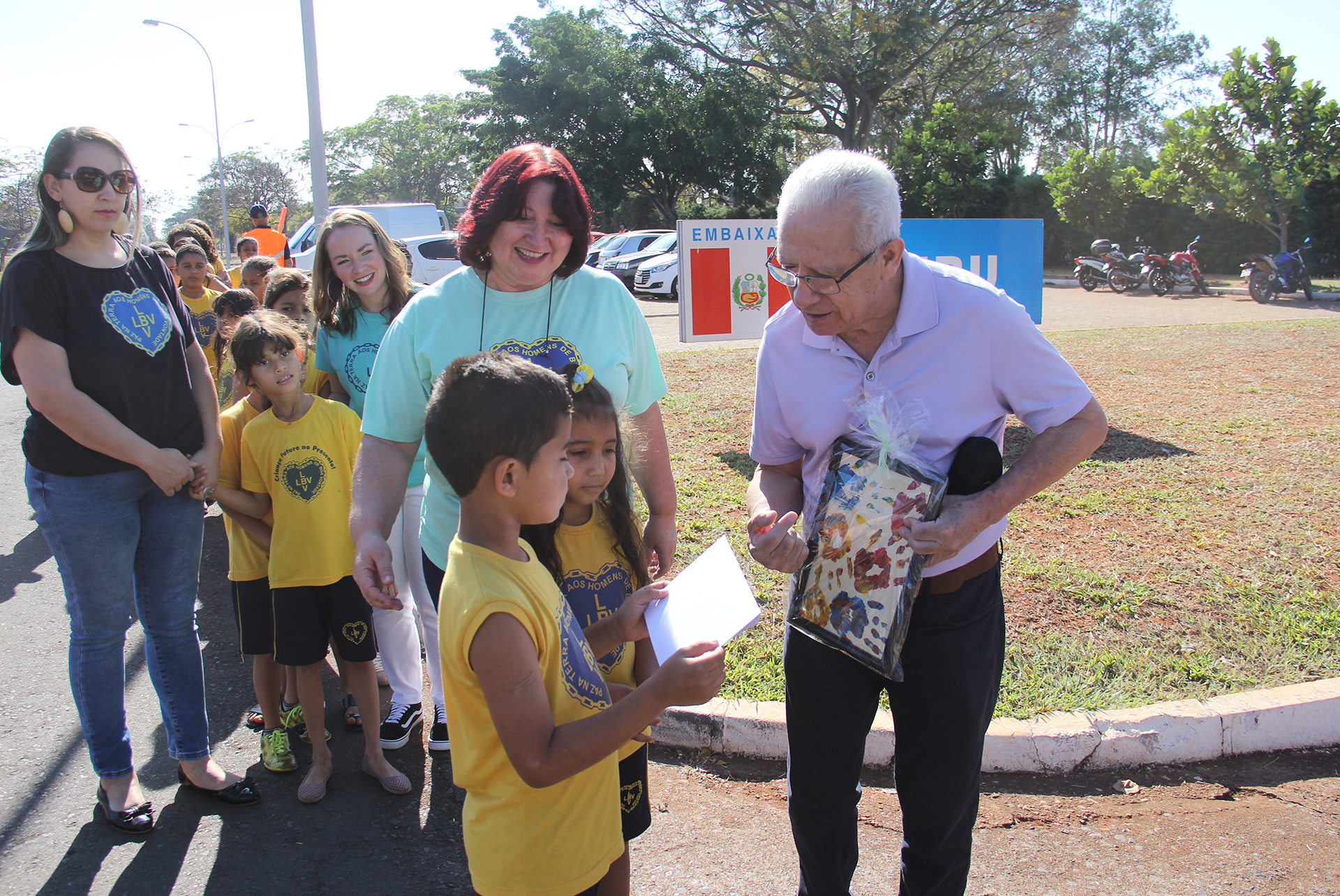 Brasília, DF – Ao chegarem na terceira edição do Festival Peruano, as crianças atendidas pela LBV foram recepcionadas pelo embaixador do Peru no Brasil, Vicente Rojas Escalante.