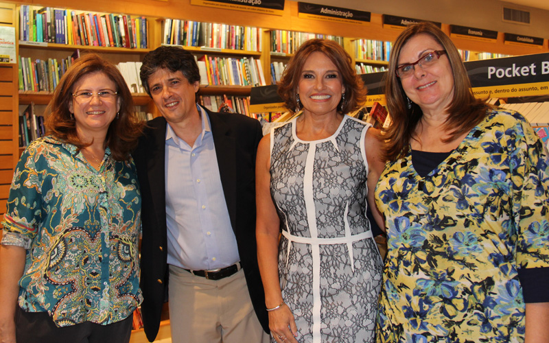 Os autores Beto Junqueyra e Aparecida Liberato recebem os cumprimentos de Adalgiza Periotto (E) e Isabel Paes (D), da LBV, levando o abraço fraterno do dirigente da Instituição, José de Paiva Netto.