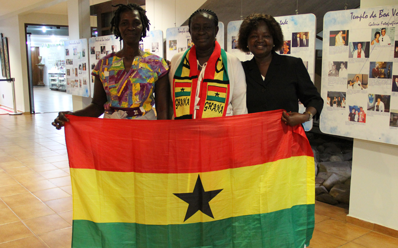 Da esq. para dir.: as amigas ganesas Judy Dudson, Juliana Dsandewar e Felicia Serwaa durante a peregrinação ao TBV. O Monumento, fundado em 21 de outubro de 1989, e aclamado pelo povo como uma das Sete Maravilhas de Brasília, DF, foi escolhido pela Fifa como roteiro oficial da Copa do Mundo.