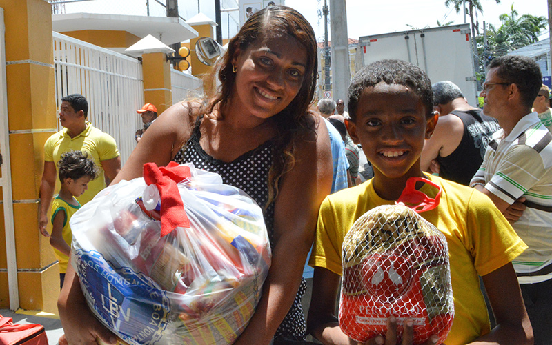Recife, PE — Com o apoio de parceiros como o Banco de Alimentos Sesc Pernambuco e Perdigão que contribuiram para que as famílias atendidas tivessem na doação de um Chester proprcioram a uma ceia completa para as famílias atendidas pela LBV.