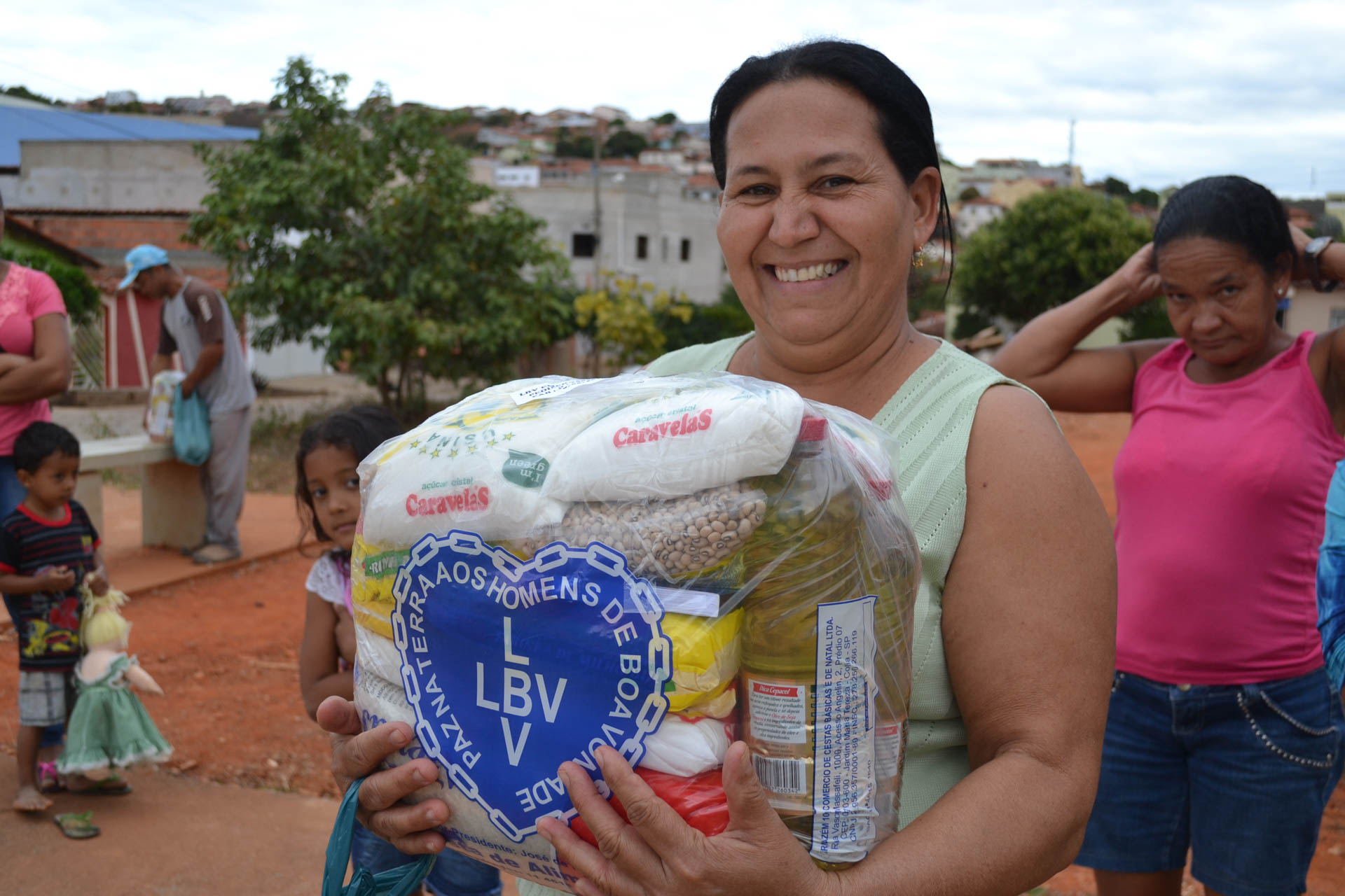 LBV entrega cestas de alimentos a famílias que enfrentam a pobreza e a seca  | LBV - Legião da Boa Vontade