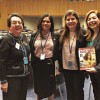 Da esquerda para a direita: Vivian Walczesky, diretora da Soroptimist, na região Centro-Oeste dos Estados Unidos, e Lata Shastri, representante da Soroptimist em Michigan, recebem os cumprimentos e a revista BOA VONTADE Mulher (em inglês) de Eliana Gonçalves e Adriana Parmegiani, da LBV.
 
