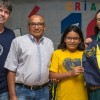 Campo Grande, MS - “Sempre faço um esforço de estar presente nas ações da LBV, porque todas as vezes que estou aqui é como se eu também recebesse essas boas energias de um trabalho sério e comprometido com a infância. Gostaria que as pessoas soubessem que é uma honra estar aqui e saber que quando tem uma Instituição como a LBV, com um trabalho tão sério e maravilhoso, pois vocês conseguem através da educação, trazer as famílias das crianças para fazer parte deste momento. Podem contar sempre comigo”, destacou a sra. Joanita Rodrigues, psicopedagoga de Educação e Cultura do Centro de Referência Especializado de Assistência Social (CREAS Sul), junto com uma das famílias atendidas pela LBV.