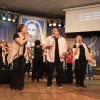 SÃO PAULO, SP — As integrantes do Coral Comunitário Nair Torres Rosângela de Oliveira e Alcione Bertolin cantam com Alexandre Salles a música legionária 