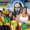 Goiânia, GO — A partir da esquerda, a diretora da Escola Municipal Arcebispo Don Emanuel, Darília Borges de Souza, e representando a Unidade Municipal de Assistência Social de Goiânia (UMAS), Karlete de Paula e Isabel Maria, participam da entrega dos kits da campanhaCriança Nota 10 – Proteger a infância é acreditar no futuro!.
