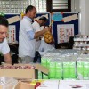 Voluntários da Bayer a fazer separação dos Alimentos