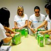 Voluntários da Bayer de Lisboa seprarar s alimentos para os cabazes