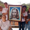 Biguaçú, SC – Para comemorar o Dia Mundial da Religião, a equipe do DAE - Departamento de Assistência Espiritual, da Religião Divina - vistou o Lar Anjo Querido, que acolhe e cuida de idosos. Além disso, presentearam a coordenadora do Lar, a Dona Veronica Henning, com a Estampa Majestosa de Jesus. Ela, agredecida pelo presente, afirmou: 
