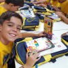 Goiânia, GO — Os kits, compostos de acordo com a faixa etária, vêm com estojo, lápis preto e de cor, canetas, borrachas, tesoura, tubos de cola, cadernos, mochila, dicionários de Português e de Inglês, entre outros itens.