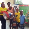 Inhumas, GO — Alegria da mãe ao receber a cesta de Natal da LBV. As famílias são atendidas pela Instituição durante todo o ano e agora levam para casa a certeza de um fim de ano mais farto.