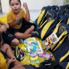 Maricá, RJ: O presente da LBV é composto por itens de acordo com a faixa etária dos estudantes, como: estojo, lápis preto e de cor, canetas, borrachas, tesoura, tubos de cola, cadernos, mochila, dicionários de Português e de Inglês entre outros.