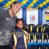 Maricá, RJ: Com a Campanha Criança Nota 10!, LBV oferece o apoio necessário para que as crianças tenham um material de qualidade para mais um ano letivo. A mãe Anne Caroline Alves da Glória com a filha Josyanne Rafaela Alves da Silva, de 6 anos, atendida pela LBV, felizes ao receberem o Kit pedagógico.