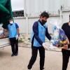 Integrantes de la LBV entregan canastas de alimentos a familias de los barrios mas empobrecidos de Montevideo.