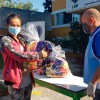 Familias del Instituto Educativo reciben canastas de alimentos no perecederos, en el marco de la pandemia.