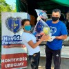 Familias de diferentes barrios de Montevideo reciben canastas de alimentos.