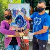 Familias carenciadas de los barrios mas empobrecidos de Montevideo, reciben canastas de alimentos no perecederos.