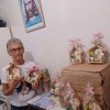 Sala Nair Torres em Araruama/RJ - A Irmã Telma Ferreira de Siqueira mostrando os artesanatos realizados com muito amor e carinho