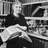 Helen Adams Keller (1880-1968) foi a primeira pessoa surda e cega a conquistar um bacharelado. Tornou-se uma célebre escritora, filósofa, conferencista e ativista social estadunidense. Personagem famosa pelo extenso trabalho que desenvolveu em favor das pessoas com deficiência.
