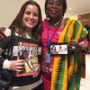 NUEVA YORK, EUA — La Sra. Gloria Huze (Der.), Asambleísta Electoral de Krapa, en región de Ashanti (Ghana), recibe la publicación especial durante la conferencia.