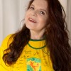 Vestindo a camisa, a cantora e atriz Leiloca apoia ação solidária da LBV.