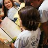 São Paulo, SP — As crianças acompanham a leitura do livro “Vamos orar com Jesus”.
