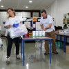 Voluntários da Bayer a preparar aos cabazes