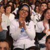 SÃO PAULO, SP — Militante Legionária da Boa Vontade de Deus, emocionada, aplaude a mensagem de Paz do Fórum de todas as idades.
