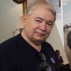 O veterano legionário Haroldo Rocha, ao olhar uma das fotografias expostas na Mostra Cultural e Artística