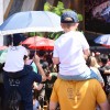 Famílias acompanham o Musical Infantil na Praça da Paz, no Templo da Boa Vontade.
