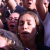 Momento de emoção entre os peregrinos na Praça da Paz do TBV.
