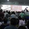 Parte do público que superlotou o Salão Nobre do TBV em direção à Nave para não perder um minuto da transmissão das palavras do Irmão Paiva Netto, neste sábado, 22.
