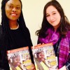 NUEVA YORK, EUA — La joven Laura Samuels (Der.), de la LBV, entrega la revista BUENA VOLUNTAD Mujer a Juanita Cessay, miembro de Globetrotters Legal, de Johannesburgo (Sudáfrica). 