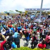 SÁBADO, 8 — Multidão se aglomera para recepcionar com carinho e emoção o fundador do Templo da Boa Vontade, José de Paiva Netto, nas celebrações do Jubileu de Prata do monumento.
